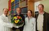 Prof. Dr. Dr. Otmar Schober begrüßt Gabriele Hoge. Daneben Krankenpflegerin Elke Konrad und Gerhard Hoge, der Ehemann von Gabriele Hoge.