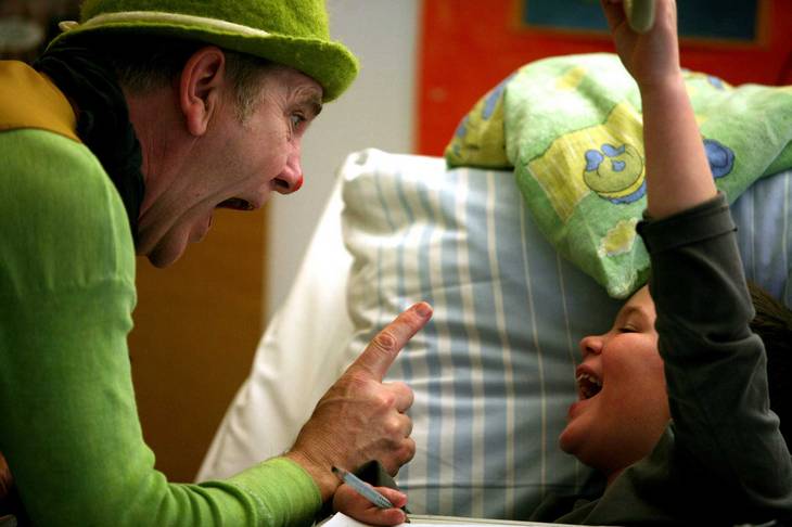 Foto von Clown und Kind im Krankenhaus 