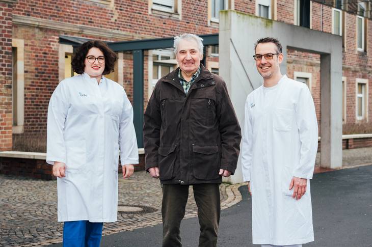 Foto (UKM/ Heine): „Die Vernetzung ist wichtig, um die optimale Therapie an-bieten zu können“: Dr. Philipp Houben mit Bernhard Notarp und Dr. Jennifer Merten (v.r.n.l.).