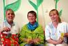 UKM-Kinderkrankenpflegerin Britta Wernsmann (l.) und ihre Kollegin Kristine Kaplan (l.) freuen sich über die großzügige Spende von Sigrid Dapper aus Laer.