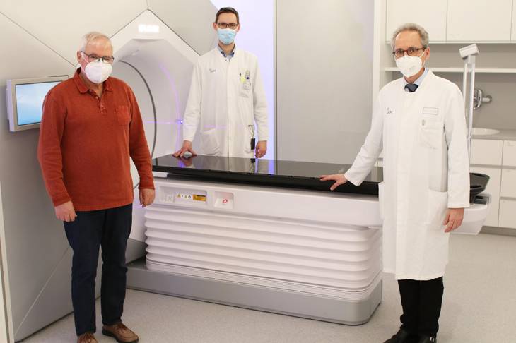Dietrich Reckers, Dr. Michael Oertel und Prof. Dr. Hans Theodor Eich (v.l.) am neuen Präzisionsstrahlentherapie-Gerät der Klinik für Strahlentherapie am UKM.