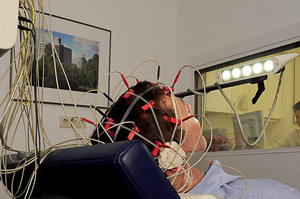 Illustration Photostimulation mit Stoboskoplicht während der EEG-Ableitung
