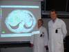 Dr. Iris Ernst und Prof. Dr. Normann Willich von der Klinik für Strahlentherapie – Radiononkologie – vor einem ESRT-Plan.