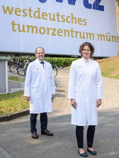 Foto (UKM/WIbberg): Informieren am 01. Februar in einer virtuellen Veranstaltung über den Einsatz der Immuntherapie bei Krebs und stehen für Fragen von Betroffenen oder Angehörigen zur Verfügung: Prof. Georg Lenz und Prof. Annalen Bleckmann.