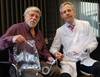Patient Detlev Czirr und Prof. Dr. Gert Gabriëls zeigen die Dialyselösung, die bei der Bauchfelldialyse genutzt wird