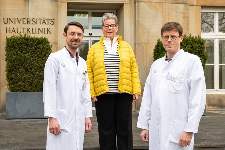 Foto (UKM/ Wibberg): Freuen sich, dass die Therapie so gut anschlägt: Gudrun Hawel (Mitte) mit Dr. Christoph Spiekermann (l.) und Dr. Carsten Weishaupt.