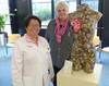 Dr. Joke Tio und Hiltrud Möller-Eberth enthüllten am 1. Oktober gemeinsam eine Skulptur der Künstlerin, die nun im UKM Brustzentrum zu sehen sein wird.