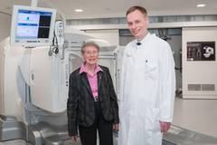 Foto (UKM/Wibberg): Ilse von Collani ist seit über zwanzig Jahren bei Prof. Burkhard Riemann wegen ihres Schilddrüsenkrebses in Behandlung. 
