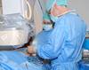 (v. l. n. r.) Dr. Julia Köbe (Med. Klinik C) und Prof. Dr. Andreas Hoffmeier (Thorax-, Herz- und Gefäßchirurgie) implantieren die neue Elektrode bei einem Patienten.