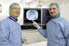 Dr. Michael Köhler (r.) und Prof. Dr. Matthias Weckesser zeigen am Bildschirm, wo die Selektive Interne Radio-Therapie im Gewebe aktiv wird.