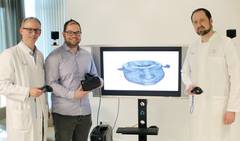 Für ein besseres Verständnis: (v.l.) Dr. Dr. Oliver Grauer, Jonas Thiet und Dr. Markus Holling mit der VR-Brille. 
