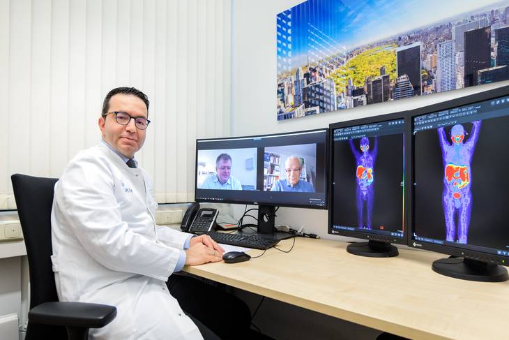 Bild (UKM/ Wibberg): In der Bildgebung wird der Behandlungserfolg sichtbar: Prof. Kambiz Rahbar mit Prof. Martin Bögemann und Günter Sappelt (v.l.).