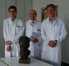 Prof. Dr. Walter Heindel (Mitte) und die Stipendiaten Benedikt Sundermann (l.) und Rasmus Fortkamp (r.) vor einer Büste des Entdeckers der nach ihm benannten Röntgenstrahlen Wilhelm Conrad Röntgen