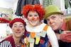 Rabea (Mitte) brachte am Freitag gemeinsam mit Clownin Flora (l.) und Clown Pipo die Kinder der Station 18 A zum Lachen.
