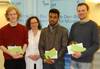 Die Gewinner der „ab null“-Treue-Aktion (v.l.): Roman Marklein, Nishanthan Jeyagumaar und Jan Pallas zusammen mit Dr. Ute Reinicke-Voigt (Mitte).