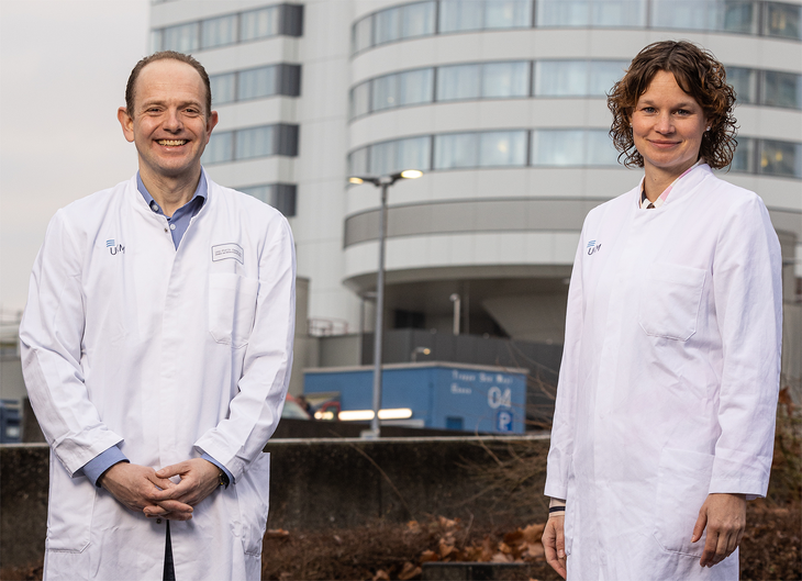 Bild (UKM/Leßmann): Die Krebsmediziner Prof. Georg Lenz und Prof. Annalen Bleckmann informieren über die neuen medikamentösen Therapien.