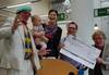 Familie Langela spendete 1.250 Euro für die Klinikclowns am UKM