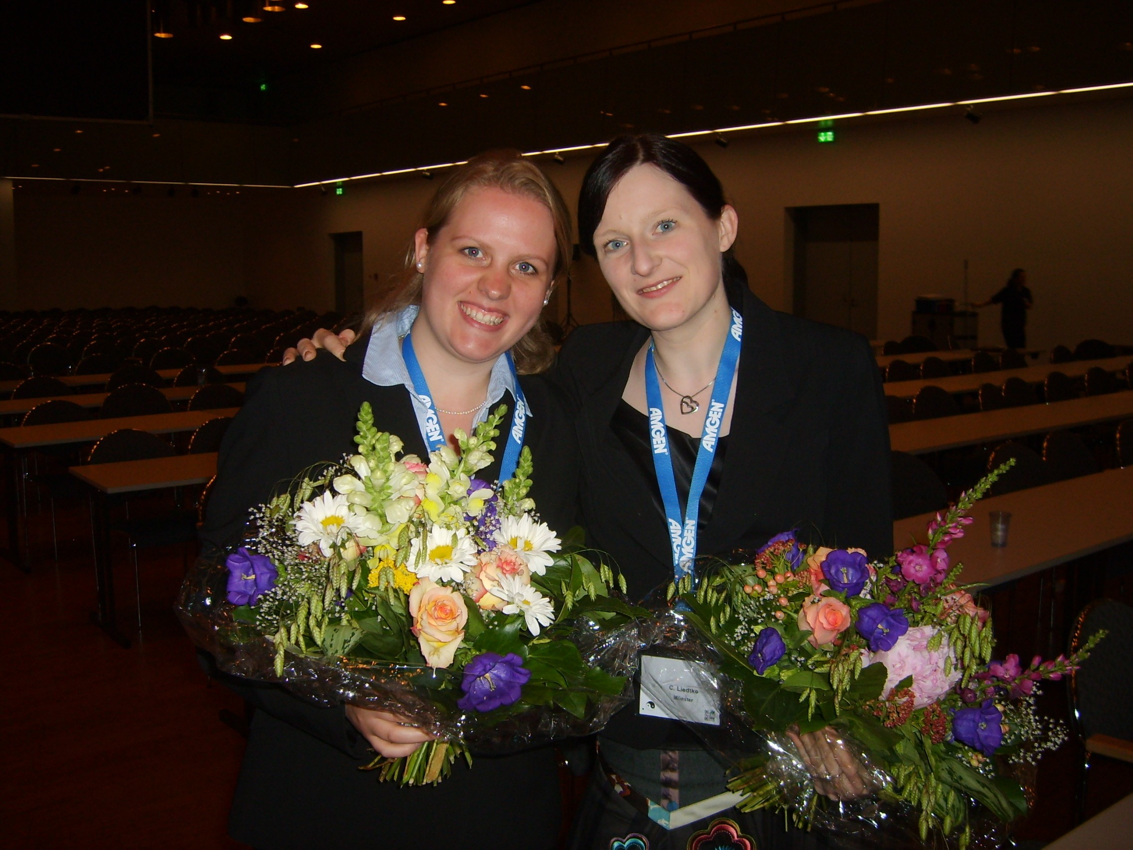 Dr. Cornelia Liedtke (r.) und Katharina Michels nach der Preisverleihung der Deutschen Gesellschaft für Senologie.