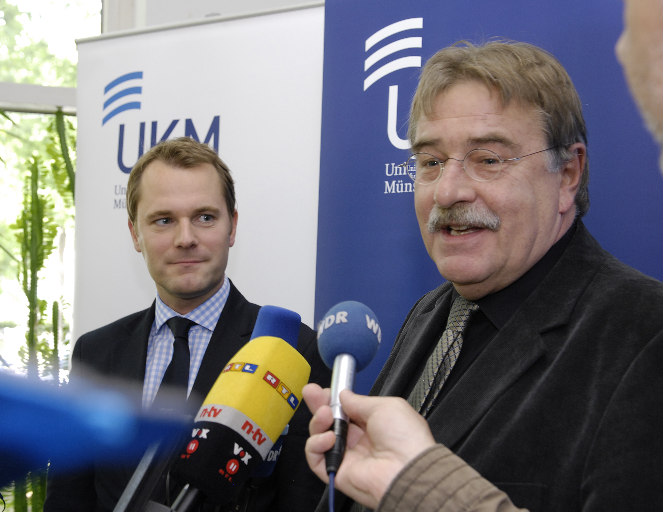 Bundesgesundheitsminister Daniel Bahr (l.) und Prof. Dr. Helge Karch. (Quelle: UKM/Ulrike Dammann)