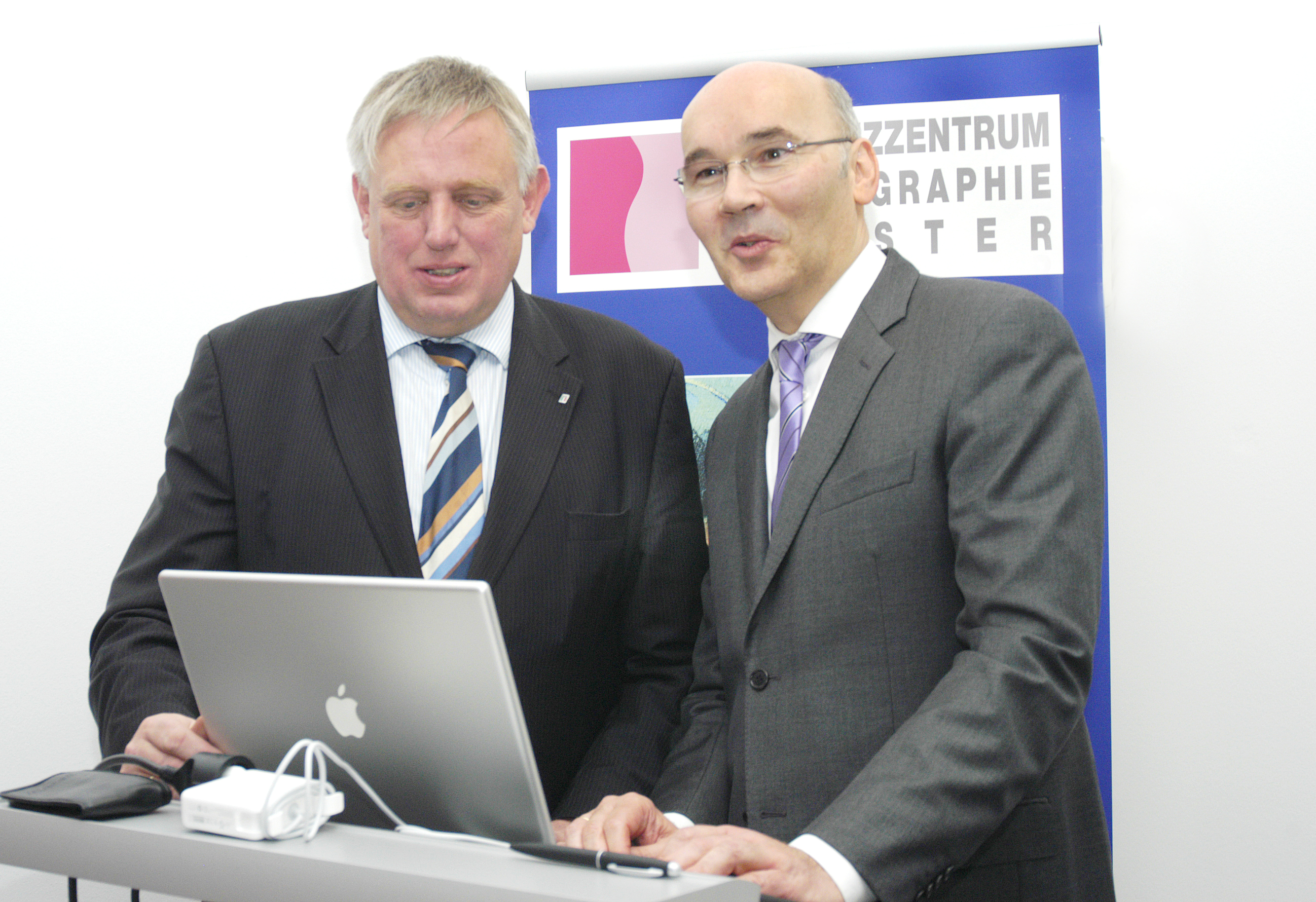 Prof. Dr. Walter Heindel (r.) und NRW-Gesundheitsminister Karl-Josef Laumann