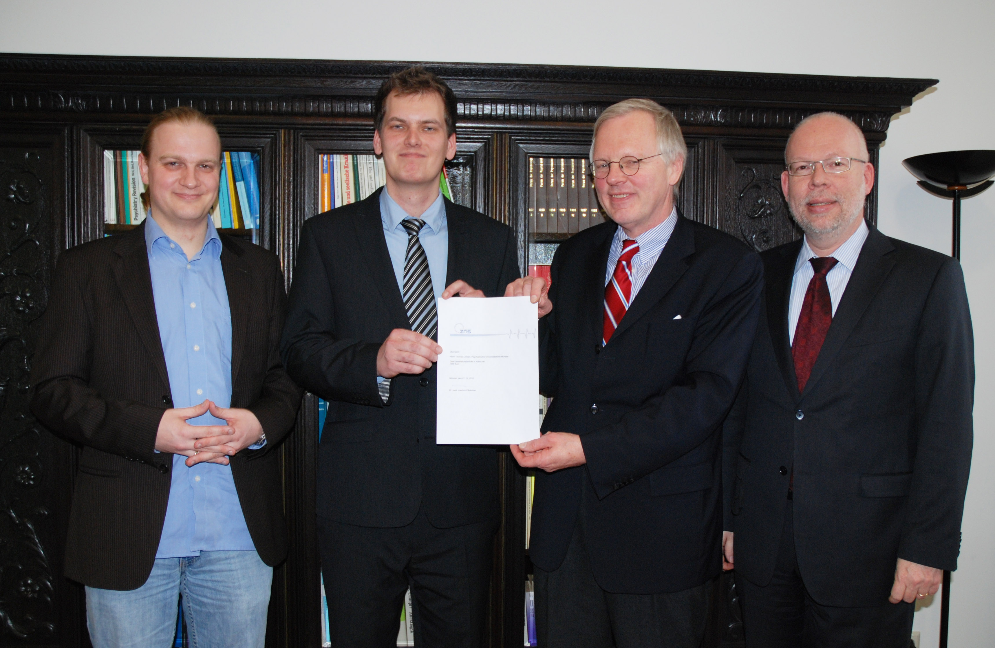 Von links: Dr. Udo Dannlowski, Preisträger Thomas Lenzen, Gründungsstifter Dr. Joachim Elbrächter und Prof. Dr. Volker Arolt.