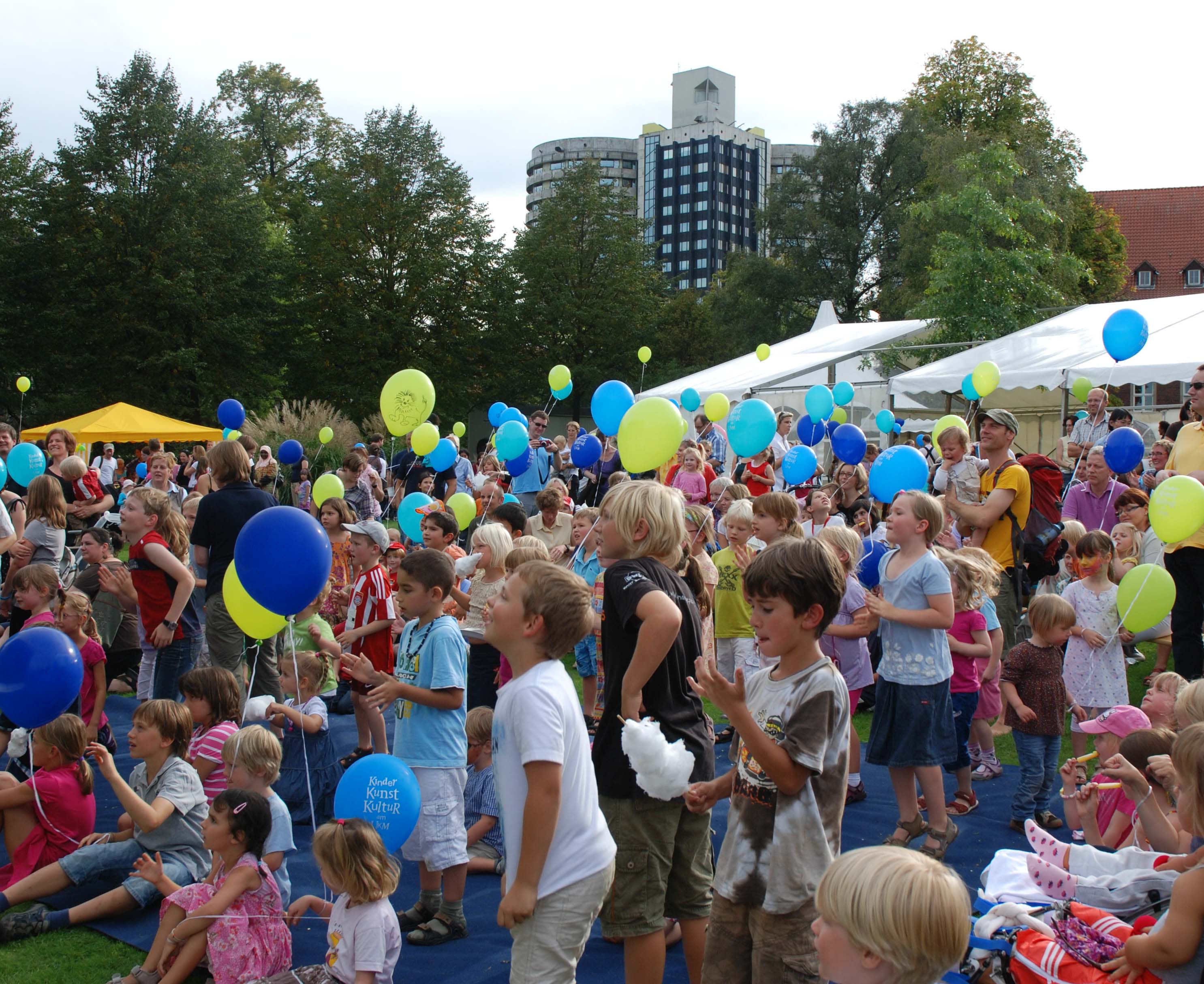 Im Lindenpark am UKM stieg am Samstag das Kinder- und Familien-Sommerfest. Einer der Höhepunkte: Pelemele-Sänger Paulus bietet zum Elefantentanz.