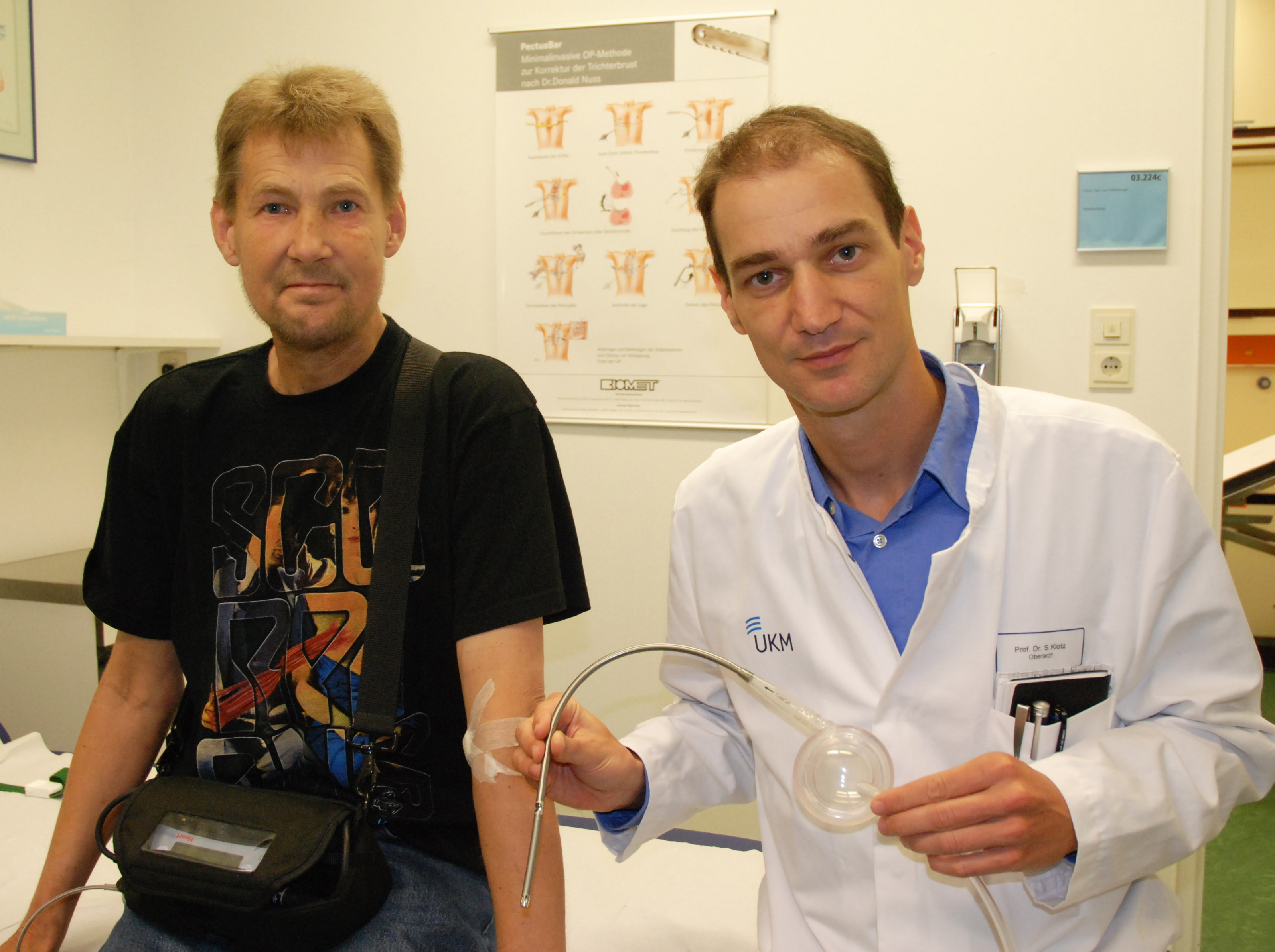 UKM-Patient Gottfried Driemer (links) wartet nun mit einem modernen Kunstherzsystem auf ein Spenderorgan. Prof. Stefan Klotz (r.) zeigt das von ihm bei Gottfried Driemer deutschlandweit erstmalig implantierte PulseCath System.