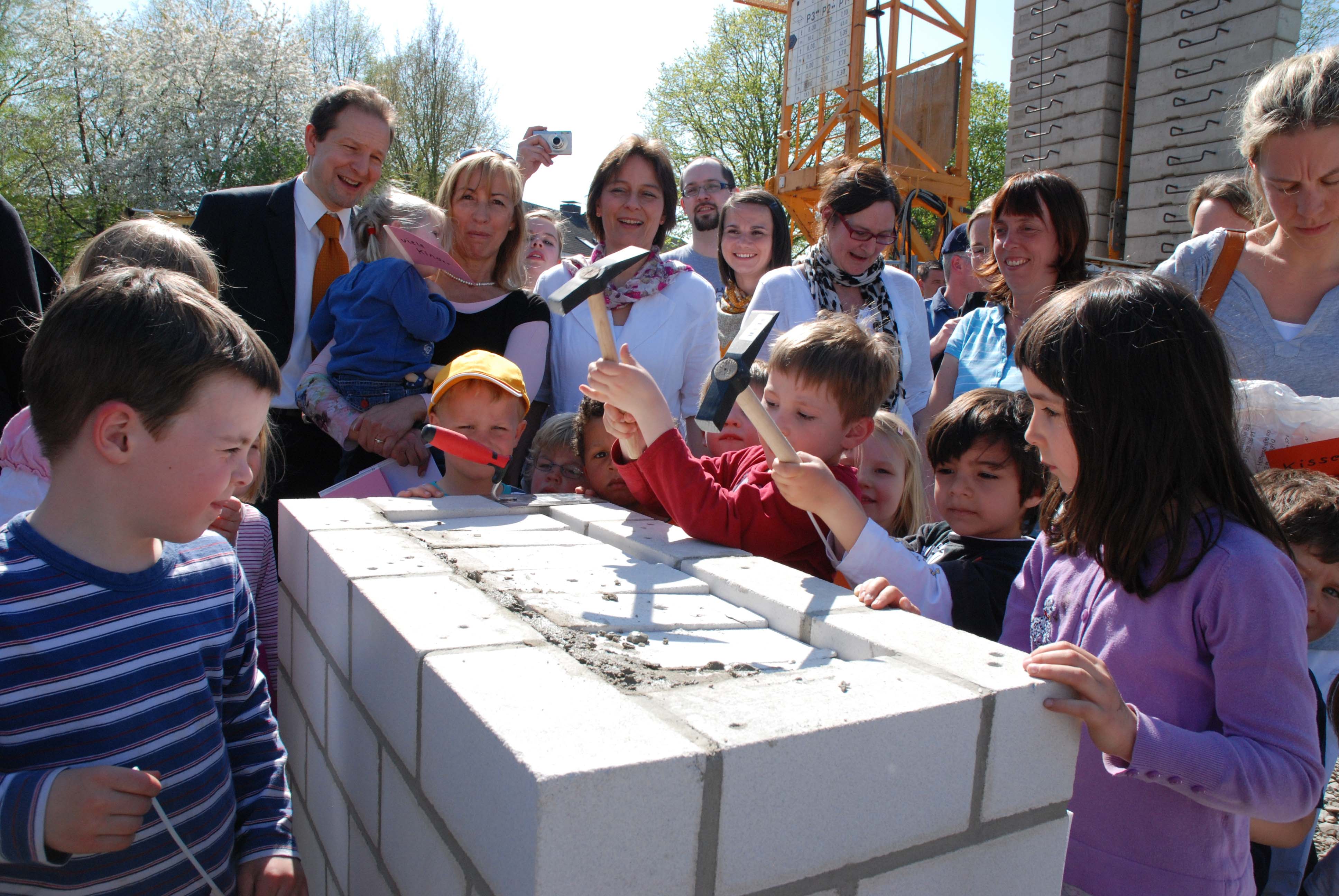 Die Kinder der UKM-Kita packten bei Grundsteinlegung der neuen Kindertagesstätte tatkräftig mit an. Wenn das Gebäude steht, sind rund 110 Tonnen Stahl und 80.000 Verblendsteine verbaut worden.