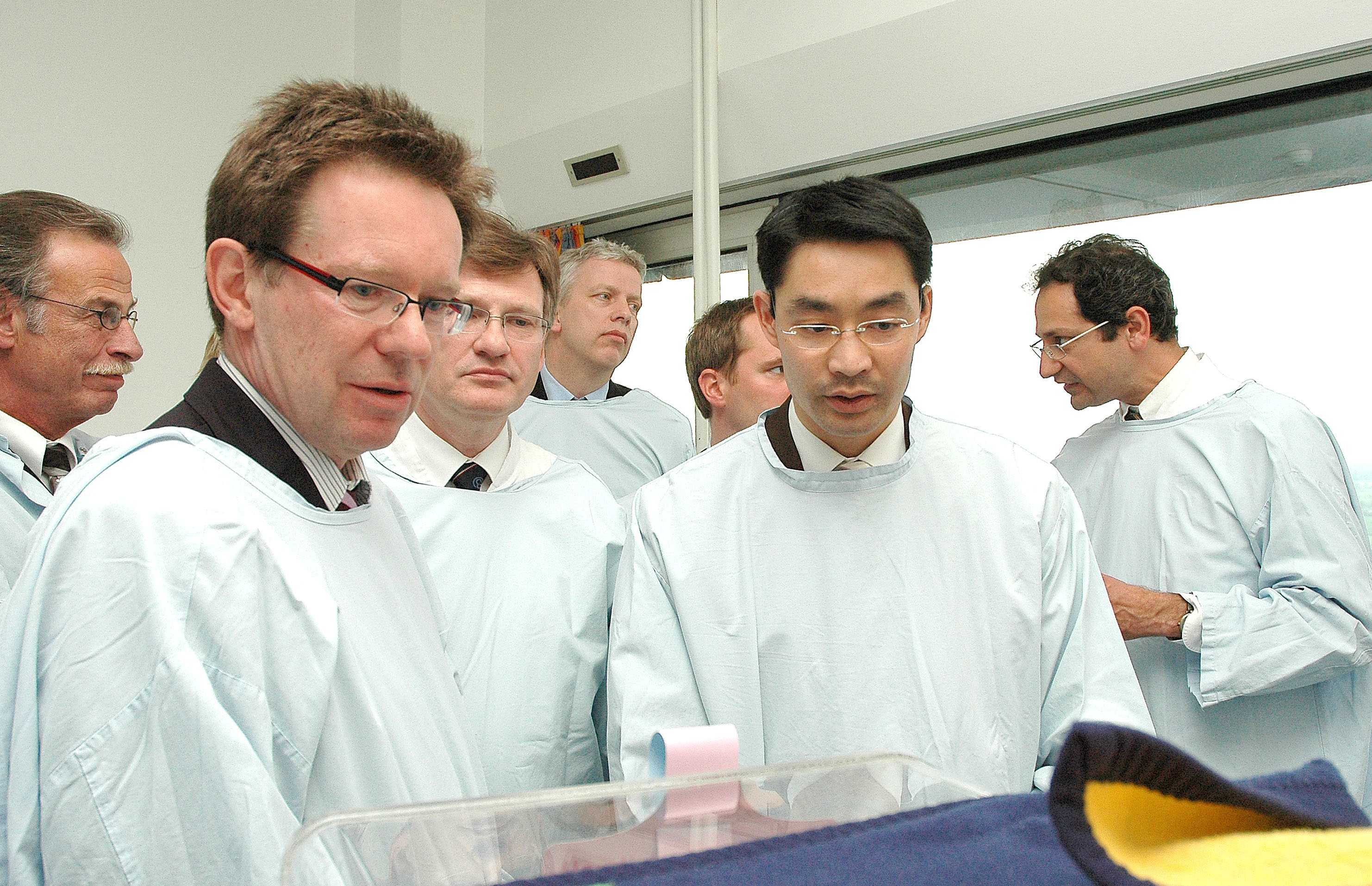 Bundesgesundheitsminister Dr. Philipp Rösler (2.v.r.) und Prof. Dr. Norbert Roeder, Vorstandsvorsitzender und Ärztlicher Direktor am UKM (vorne links).