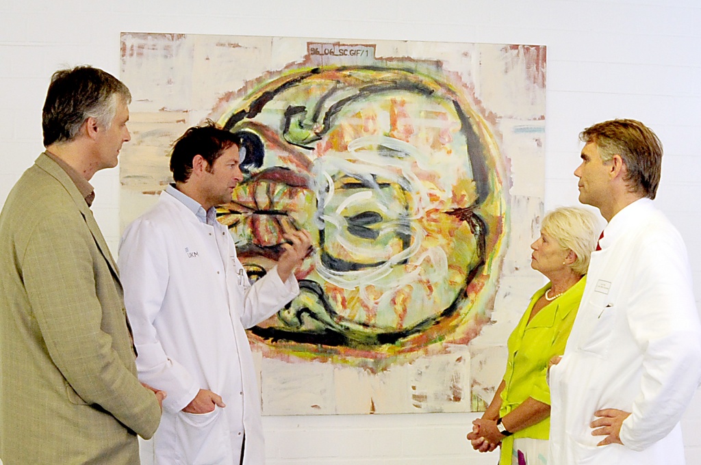 Prof. Dr. Jörg Haier, Prof. Dr. Heinz Wiendl und Prof. Dr. Walter Stummer mit Bürgermeisterin Karin Reismann vor einem der Schnitt_Bilder.
