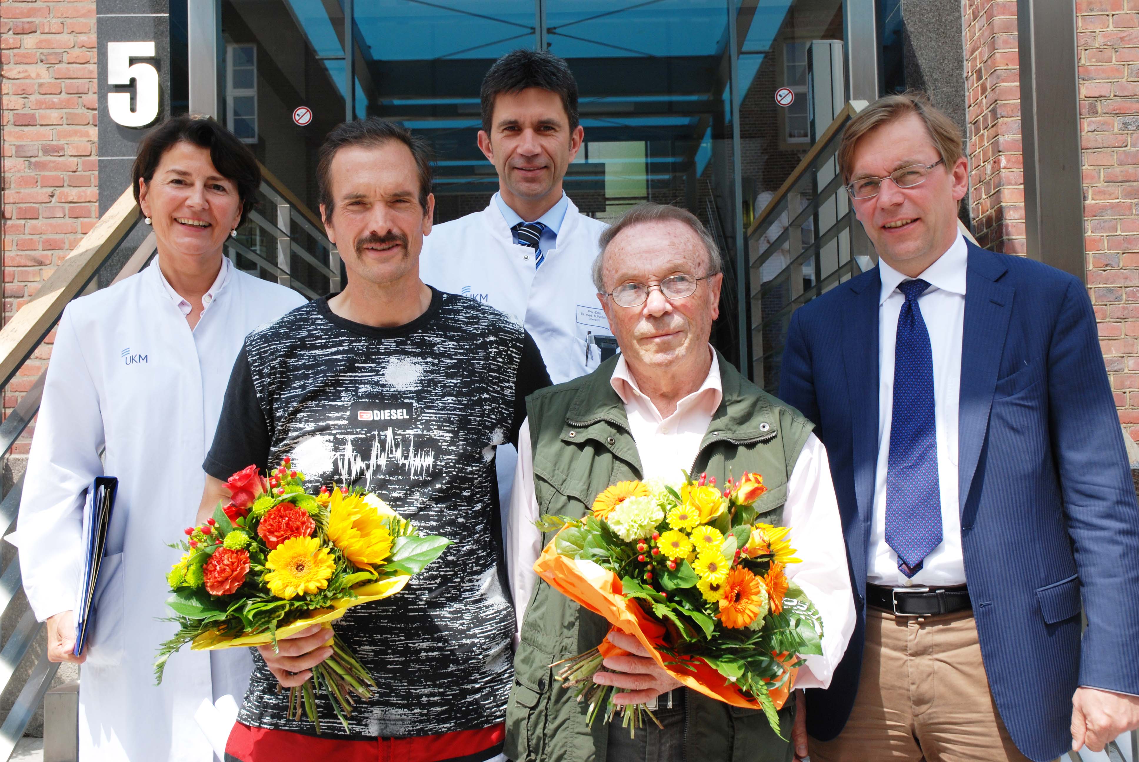 Prof. Dr. Barbara Suwelack, Priv.-Doz. Dr. Heiner Wolters und Prof. Dr. Hermann-Joseph Pavenstädt (hinten v.l.) mit den Transplantationspatienten Michael Solz und Hubert Teigel (vorne).