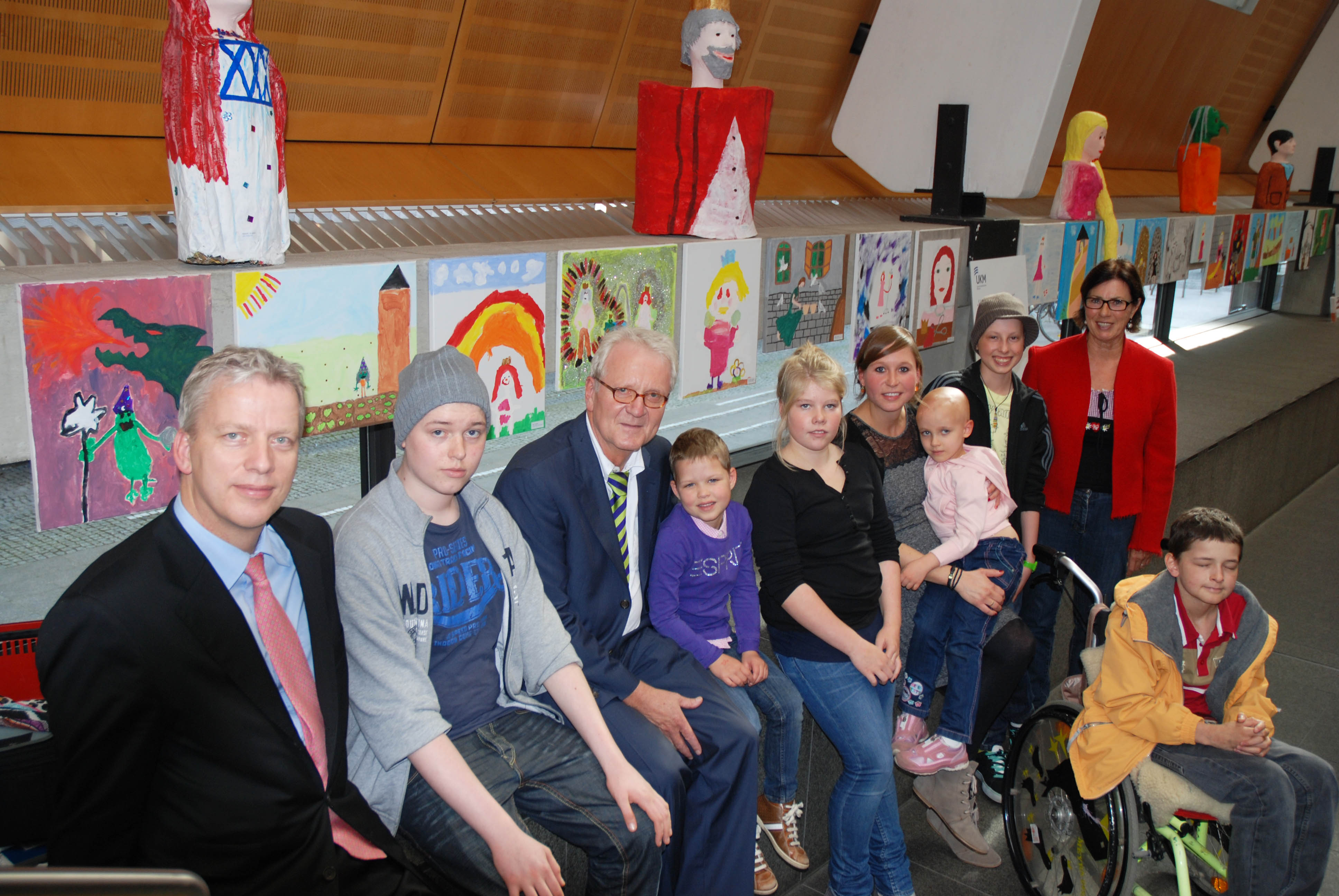 Zur Eröffnung der Märchenkunstausstellung der UKM Kinderonkologie waren neben den jungen Künstlern auch Dr. Christoph Hoppenheit, Prof. Dr. Heribert Jürgens, Nina Frye und Christel Hüttemann teil.