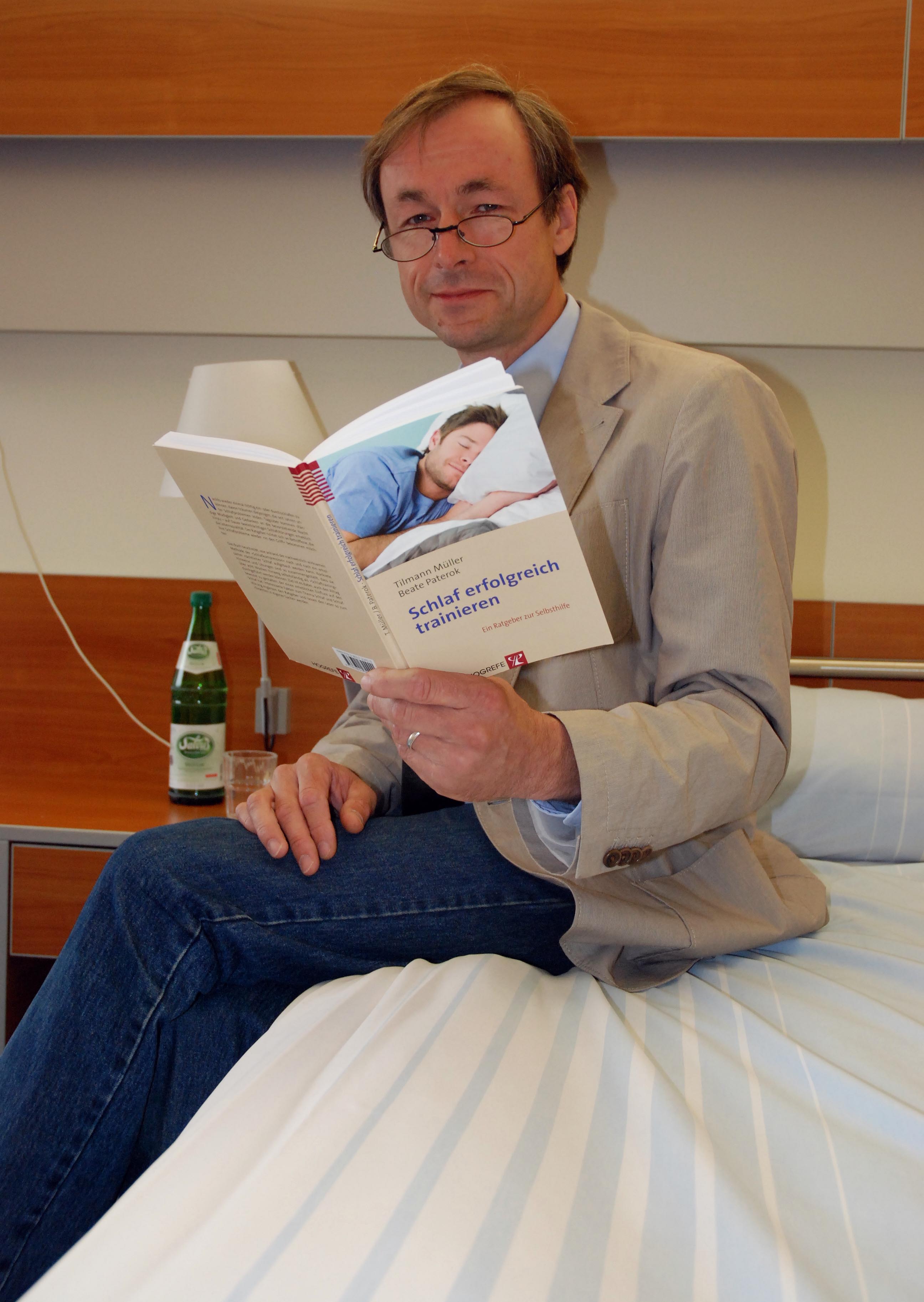 UKM-Experte Dr. Tilmann Müller veröffentlichte ein Selbsthilfebuch mit wichtigen Tipps für chronisch schlechte Schläfer.