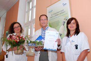 Dr. Ute Reinicke-Voigt (l.) und Tanja Rehberg (r.) vom UKM-Blutspendedienst dankten Hansjürgen Ruchti für seinen langjährigen Einsatz.