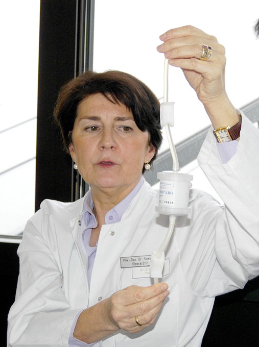 Priv.-Doz. Dr. Barbara Suwelack zeigt den Filter, mit dem die Antikörper aus dem Blut des Organempfängers gelöst werden.