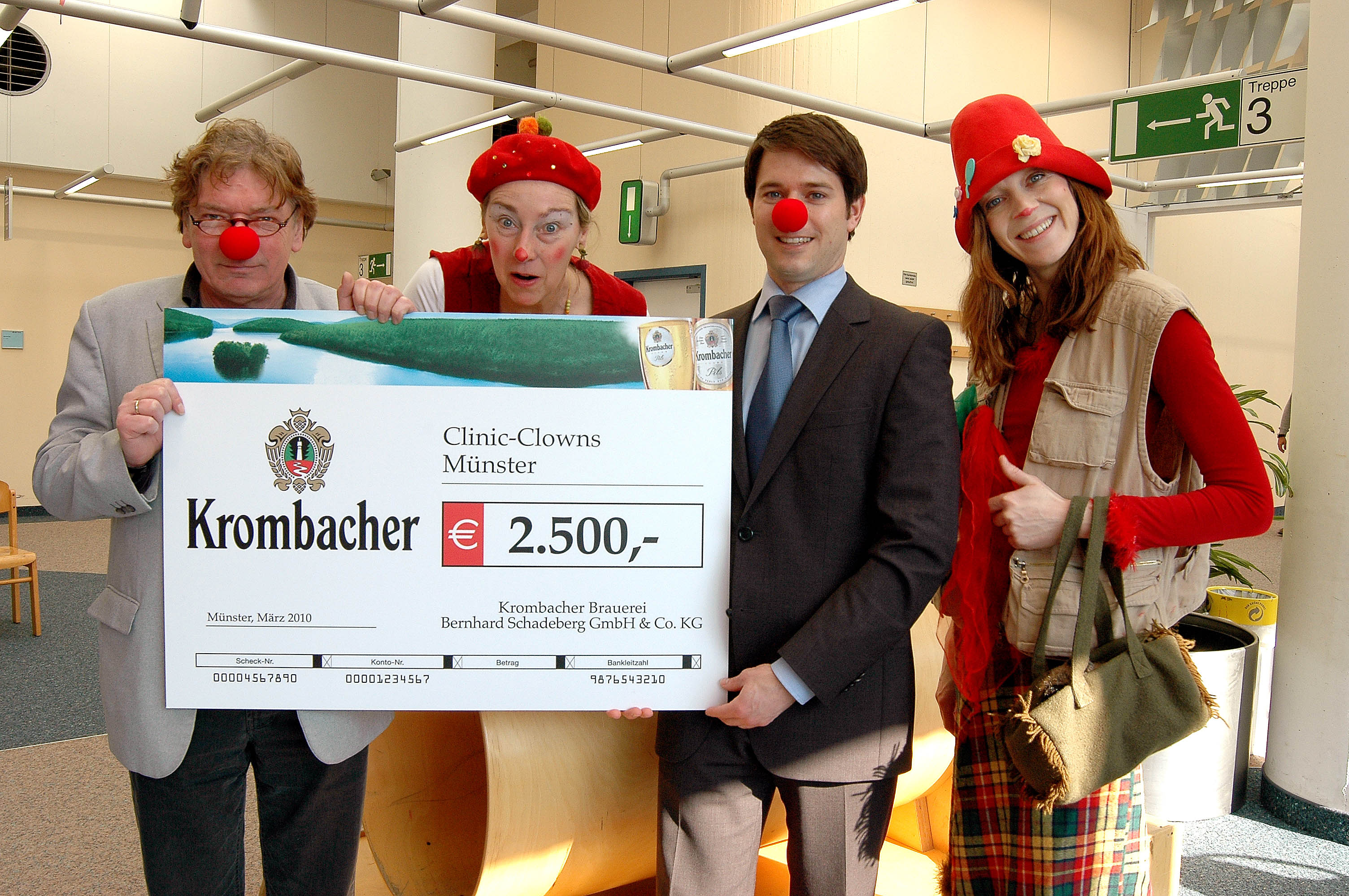 Gebietsverkaufsleiter Stefan Gerigk überreichte den Clinic Clowns und Kulturreferent Christian Heeck gestern eine Spende in Höhe von 2.500 Euro.