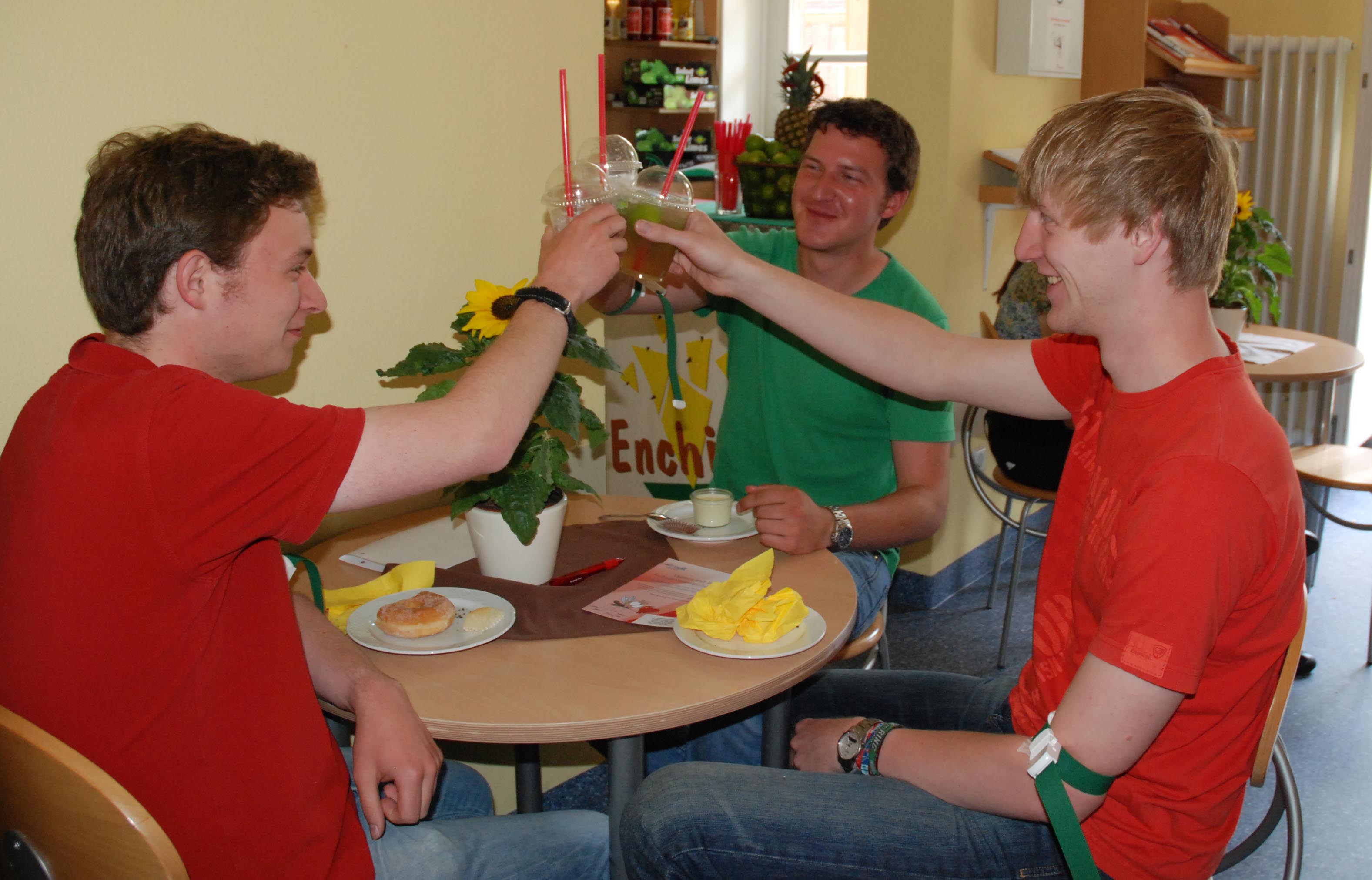 Philipp, Carsten und Simon genießen nach erfolgreicher Blutspende einen alkoholfreien Cocktail der Enchilada-Barkeeper