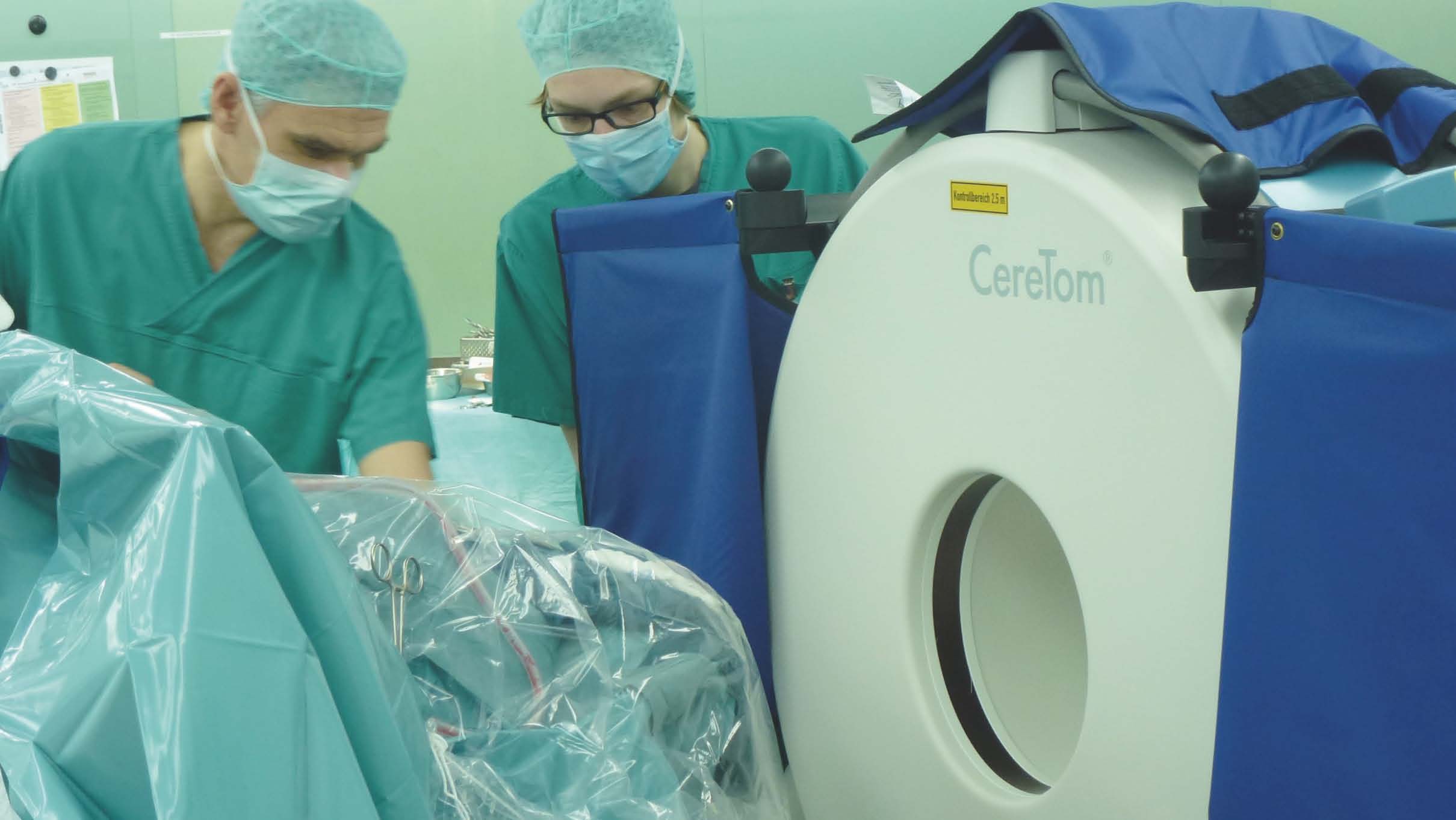 Das voll-mobile CT kommt am UKM bei neurochirurgischen Eingriffen am Schädel zum Einsatz.